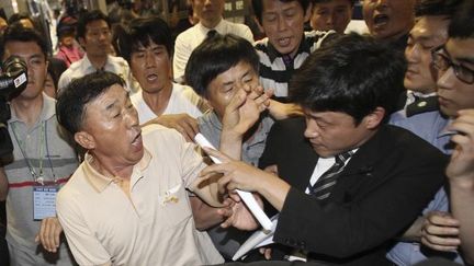  (Des altercations ont eu lieu entre des familles des victimes et des agents de sécurité © REUTERS /Ahn Young-Joon)