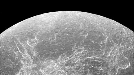 La surface de Dione tranche avec les paysages généralement offerts par les satellites naturels grâce à ses lignes appelées "chasmata". Mais il n'y a pas que l'extérieur qui intéresse les chercheurs. D'après eux, Dione est une cousine d'Encelade car elle abriterait un océan sous sa surface. (NASA / JPL / SPACE SCIENCE INSTITUTE)