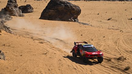 Sébastien Loeb et son coéquipier Fabian Lurquin (Bahrain Raid Xtreme) à bord de leur BRX Prodrive lors de la 1re étape du Dakar 2022 à Ha'il, le 2 janvier 2022. (ERIC VARGIOLU / DPPI via AFP)