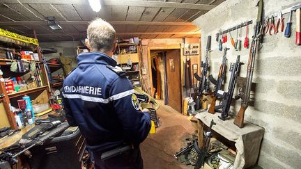 Un gendarme participe &agrave; l'op&eacute;ration "Armes 78" qui a permis de d&eacute;manteler un vaste trafic d'armes en France, le 7 octobre 2014. (F. BALSAMO / SIRPA-GENDARMERIE)