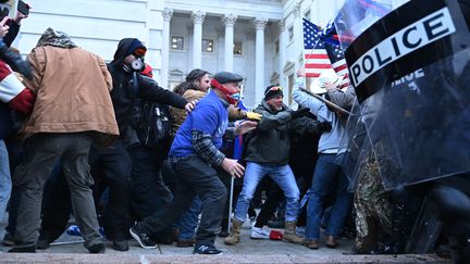 Des militants pro-Trump font face à des policiers devant le Capitole à Washington, mercredi 6 janvier 2021. (BRENDAN SMIALOWSKI / AFP)