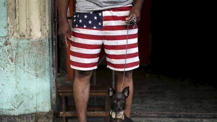 La Havane, le 1er avril 2015. Un homme porte un bermuda aux couleurs du drapeau américain. (ENRIQUE DE LA OSA / REUTERS)