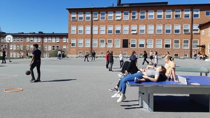 La distanciation sociale,mission impossible dans la cour de l'école anglaise de Bromma, à Stockholm, le 23 avril 2020. (LOUISE BODET / RADIO FRANCE)