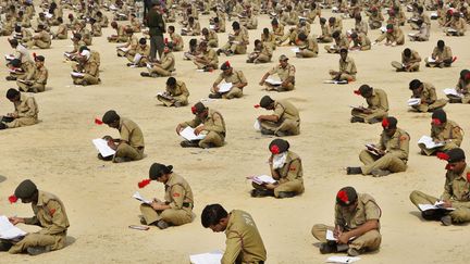 Des cadets du NCC (National Cadet Corps) passent un examen &agrave; Allahabad (Inde), le 5 f&eacute;vrier 2012. (JITENDRA PRAKASH / REUTERS)