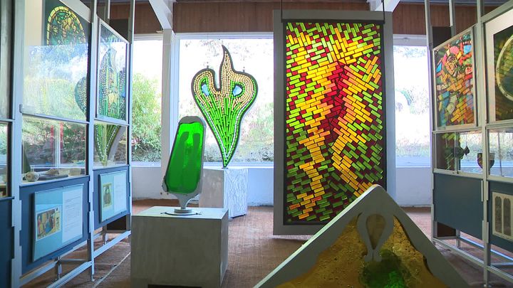 Musée de l’histoire du Verre et du Vitrail&nbsp;au Moulin des Bouillons, à Gordes, Vaucluse. (E. Giugliano / France Télévisions)