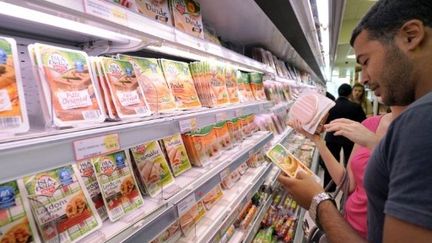 Des consommateurs devant un rayon de viande 100% halal à Nanterre. (AFP - Miguel Medina)