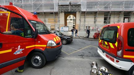 L'intervention de la Brigade de sapeurs-pompiers de Paris à la Biblithèque nationale de France (BNF), site Richelieu, le 5 août 2013, suite à un incendie dans la toiture de l'édifice.
 (ERIC FEFERBERG / AFP)