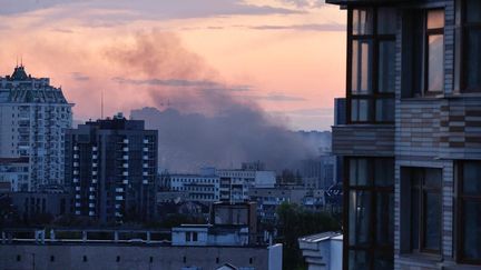 De la fumée après un bombardement à Kiev (Ukraine), le 28 avril 2022. (DOGUKAN KESKINKILIC / ANADOLU AGENCY / AFP)