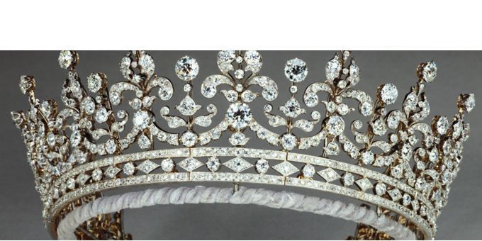 Tiare incrustée de diamants, collection de la reine Elisabeth II
 (Buckingham Palace)