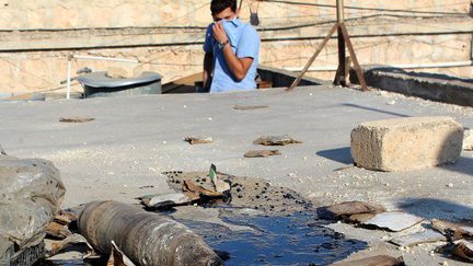 A Alep en Syrie, septembre 2015: un homme se protège le visage après une attaque de Daech au gaz moutarde. (Mamun Ebu Omer / Anadolu Agency / AFP)