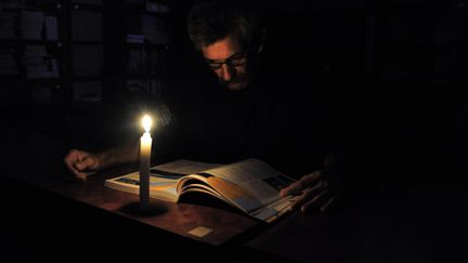 Lors d'une coupure d'électricité&nbsp;à&nbsp;San Cristobal, au Venezuela, le 25 avril 2016.&nbsp; (GEORGE CASTELLANOS / AFP)