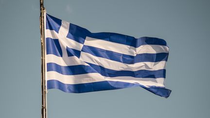 Le drapeau grec à Nea Artaki, en Grèce, le 17 janvier 2020.&nbsp; (WASSILIOS ASWESTOPOULOS / NURPHOTO / AFP)