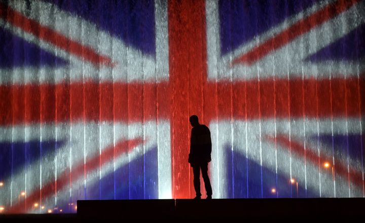 Une fontaine illuminée aux couleurs du drapeau britannique en mémoire des victimes de l'attentat de Manchester, à Zagreb (Croatie), le 23 mai 2017. (AFP)