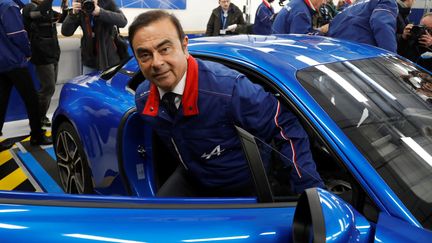 Le PDG de Renault, Carlos Ghosn, sort d'une Alpine A110 lors de l'inauguration d'une usine, le 14 décembre 2017, à Dieppe (Seine-Maritime). (CHARLES PLATIAU / REUTERS)