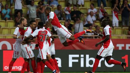 Les Monégasques fêtent le but sur pénalty de Radamel Falcao, mercredi 3 août 2016 au stade Louis-II de Monaco, lors du match retour du 3e tour préliminaire de la Ligue des champions contre Fenerbahce. (JEAN CHRISTOPHE MAGNENET / AFP)