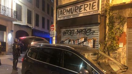 Le patron de cette armurerie, situé rue d'Aubagne à Marseille, indique avoir fait face à une trentaine d'individus "très déterminés". (FRED CHAPUIS / RADIOFRANCE)