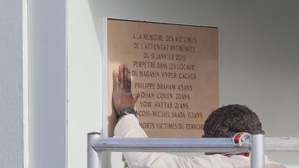 &nbsp; (Un an après les attentats du mois de janvier 2015, François Hollande, Manuel Valls et Bernard Cazeneuve dévoileront ce mardi des plaques commémoratives installées lundi sur les trois lieux des attaques © Maxppp)