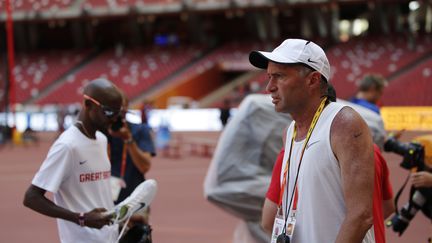 Mo Farah et Alberto Salazar. (ADRIAN DENNIS / AFP)