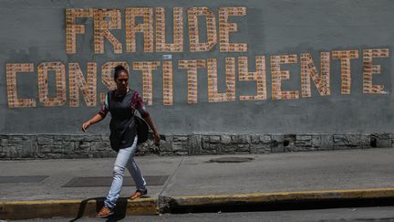 Les Vénézuéliens sont&nbsp;appelés à voter dimanche pour l'élection d'une Assemblée&nbsp;constituante&nbsp;qui devrait octroyer des pouvoirs élargis à&nbsp;l'impopulaire président Nicolas Maduro. L'opposition, qui multiplie les manifestations ces derniers mois, appelle à boycotter&nbsp;ce scrutin. Photo prise dans les rues de Caracas le 29 juillet. (MIGUEL GUTIERREZ / EFE)