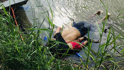 Les corps du Salvadorien Oscar Martinez et de sa fille, noyés en tentant de traverser le Rio Bravo, au Mexique, le 24 juin 2019. (AFP)