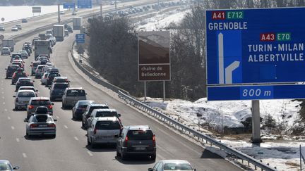 Embouteillages en direction de Grenoble (Is&egrave;re), le 16 f&eacute;vrier 2013. (JEAN-PIERRE CLATOT / AFP)