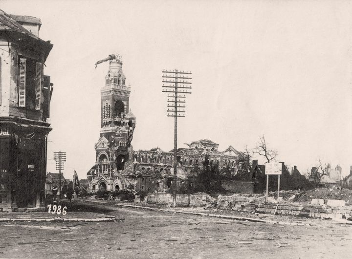 La Vierge dorée suspendue dans le vide après les bombardements de 1915. (BERLINER VERLAG/ARCHIV / DPA-ZENTRALBILD)