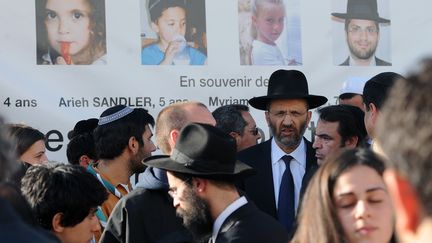 Rassemblement devant le coll&egrave;ge-lyc&eacute;e Ozar-Hatorah de Toulouse, le 25 mars 2012. (ERIC CABANIS / AFP)