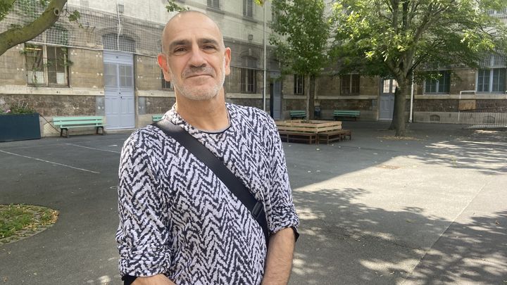 Eric, 59, entame sa deuxième rentrée en tant que professeur des écoles contractuel, à Paris. (LUCIE BEAUGE / FRANCEINFO)