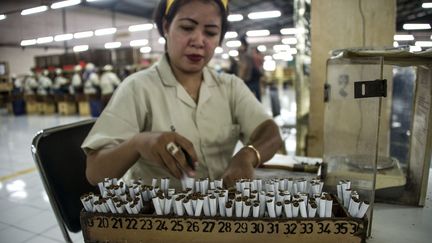 Une usine de tabac à Surabaya en Indonésie, en janvier 2017. (JUNI KRISWANTO / AFP)