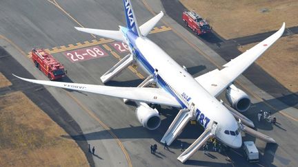 Un Boeing 787 de la compagnie All Nippon Airways apr&egrave;s un atterrissage d'urgence &agrave; Takamatsu (Japon), le 16 janvier 2013. (YASUFUMI NAGAO / YOMIURI /AFP)