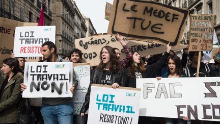 Des&nbsp;lycéens et des étudiants participent à une manifestation contre la loi Travail, le 9 mars 2016 à Marseille. (MAXPPP)