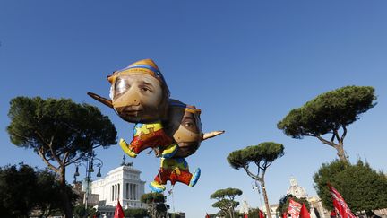 Des ballons de baudruche caricaturent Matteo Renzi en Pinocchio &agrave; Rome (Italie), lors de la gr&egrave;ve g&eacute;n&eacute;rale du 12 d&eacute;cembre 2014. (REMO CASILI / REUTERS)