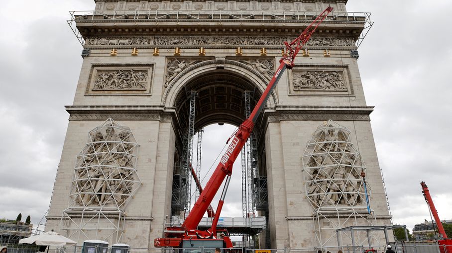 Pendant l'empaquetage de l'Arc de Triomphe, le monument continue d