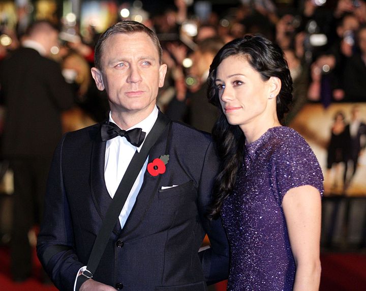 Daniel Craig, le bras en écharpe lors de la première de "Quantum of Solace", le 29 octobre 2008 à Londres. La star est aux côtés de la productrice&nbsp;Satsuki Mitchell, sa compagne de l'époque. (FAMOUS-ACE PICTURES / NEWSCOM / SIPA)