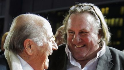 Gérard Depardieu au côté de Sepp Blatter, président de la FIFA, ce lundi à Zurich
 (FABRICE COFFRINI / AFP)