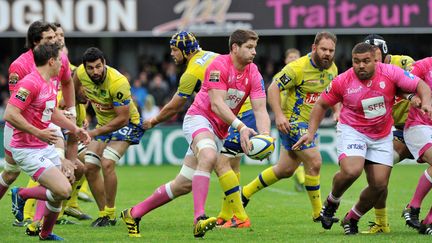 Pascal Papé passe la balle à un de ses coéquipiers du Stade français, le 22 mai 2016, lors d'un match contre Clermont-Ferrand (Puy-de-Dôme).&nbsp; (THIERRY ZOCCOLAN / AFP)