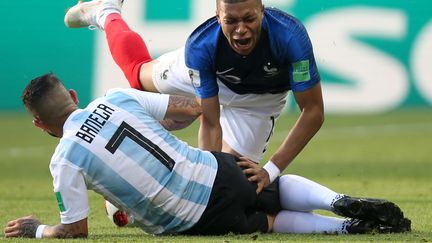 Le Français&nbsp;Kylian Mbappe face à l'Argentine le 30 juin 2018 à Kazan (Russie). (ROMAN KRUCHININ / AFP)