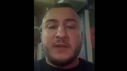 
Mikail Özen raconte comment il a sauvé une vieille dame et un policier blessé dans une vidéo postée sur son compte YouTube. (CAPTURE D'ECRAN FACEBOOK)