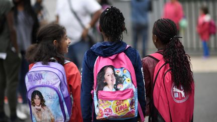 Des écolières lors de la rentrée scolaire dans une école de Corbeil-Essonnes à Paris, le 4 septembre 2017.&nbsp; (CHRISTOPHE SIMON / AFP)