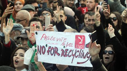 Les Algériens&nbsp;sont appelés à élire leur nouveau président de la République,&nbsp;neuf mois après la démission&nbsp;d'Abdelaziz Bouteflika, malgré une forte contestation de la population qui manifeste régulièrement&nbsp;contre ce scrutin, comme ici à Alger le 12 décembre, jour du premier tour de l'élection présidentielle. (ADEL SEHREI/WOSTOK PRESS / MAXPPP)