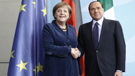 Angela Merkel, la chanceli&egrave;re allemande, et Silvio Berlusconi, alors pr&eacute;sident du Conseil italien, le 12 janvier 2011 &agrave; Berlin (Allemagne).&nbsp; (FABRIZIO BENSCH / REUTERS)