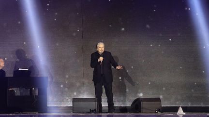 Serge Lama chante Aznavour au concert d'adieu au chanteur à Erevan (11/10/2018)
 (LUDOVIC MARIN / AFP)