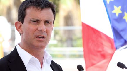 Manuel Valls s'adresse &agrave; la presse, le 6 ao&ucirc;t 2013, &agrave; Cannes (Alpes-Maritimes). (JEAN CHRISTOPHE MAGNENET / AFP)