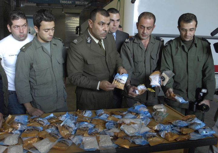 Des officiers des douanes libanais devant une saisie de Captagon, dans le port de Beyrouth, le 26 novembre 2007. (AHMAD OMAR / AP / SIPA)