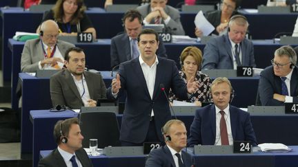 Le Premier ministre grec, Alexis Tsipras, s'exprime dans l'h&eacute;micycle du Parlement europ&eacute;en &agrave; Strasbourg (Bas-Rhin), le 8 juillet 2015. (VINCENT KESSLER / REUTERS )