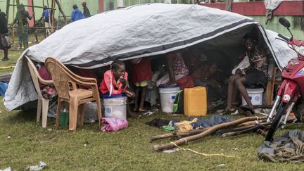 Des sinistrés se réfugient sous un abri de fortune, le 17 août 2021, près de la commune des Cayes, en Haiti. (REGINALD LOUISSAINT JR / AFP)