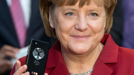 ELLE NE PEUT PAS SE PASSER DE SON TELEPHONE.

	Si la Chancelière allemande a désactivé sa messagerie vocale et n’envoie pas de mails, elle est accro aux SMS et consulte toujours son smartphone - toujours en mode silencieux -. Interrogée là dessus, Angela Merkel avoue consulter “fréquemment” son téléphone, “mais pas quand [elle s’]entretient avec quelqu’un”. (JULIAN STRATENSCHULTE)