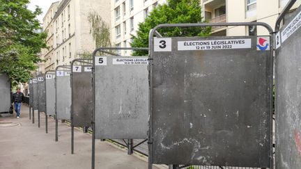 Des panneaux pour les élections législatives à Paris, le 26 mai 2022. (RICCARDO MILANI / HANS LUCAS / AFP)