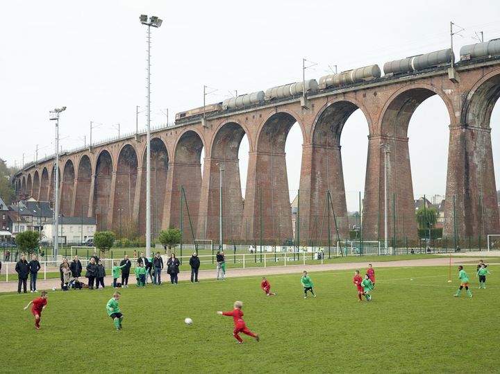 Football Club barentinois, Barentin - SeineMaritime, de la série Normandy, 2014-2016. 
 (Simon Roberts)