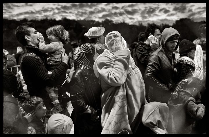 Photo de Marie Dorigny. "Displaced - Femmes en exil". Hotspot de Moria, Lesbos, Grèce. C’est là que se trouve le premier point d’enregistrement des réfugiés («hotspot») à leur arrivée en Europe. C’est là également que s’opère le premier tri entre les différentes nationalités. L’attente pour les formalités d’enregistrement est longue. Les familles doivent faire la queue durant des heures. 
 (Marie Dorigny / MYOP pour le Parlement européen 2016)